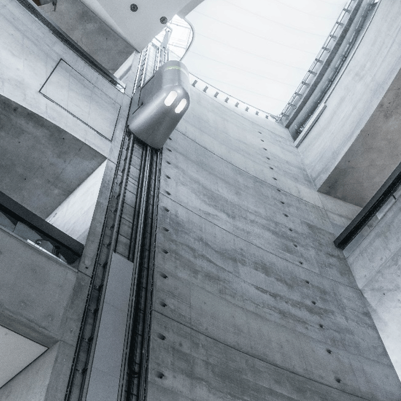 2006年研制出液压电梯载重量为20000kg的大型电梯